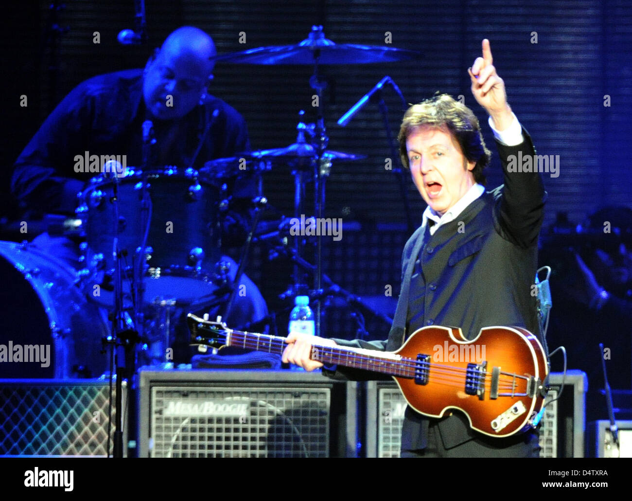 Músico británico Paul McCartney realiza durante su concierto en la línea de  color arena, en Hamburgo, Alemania, 02 de diciembre de 2009. 67-año-viejo  McCartney comenzó su 'buenas noches' de gira por Europa