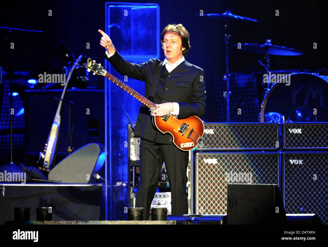 Músico británico Paul McCartney realiza durante su concierto en la línea de  color arena, en Hamburgo, Alemania, 02 de diciembre de 2009. 67-año-viejo  McCartney comenzó su 'buenas noches' de gira por Europa