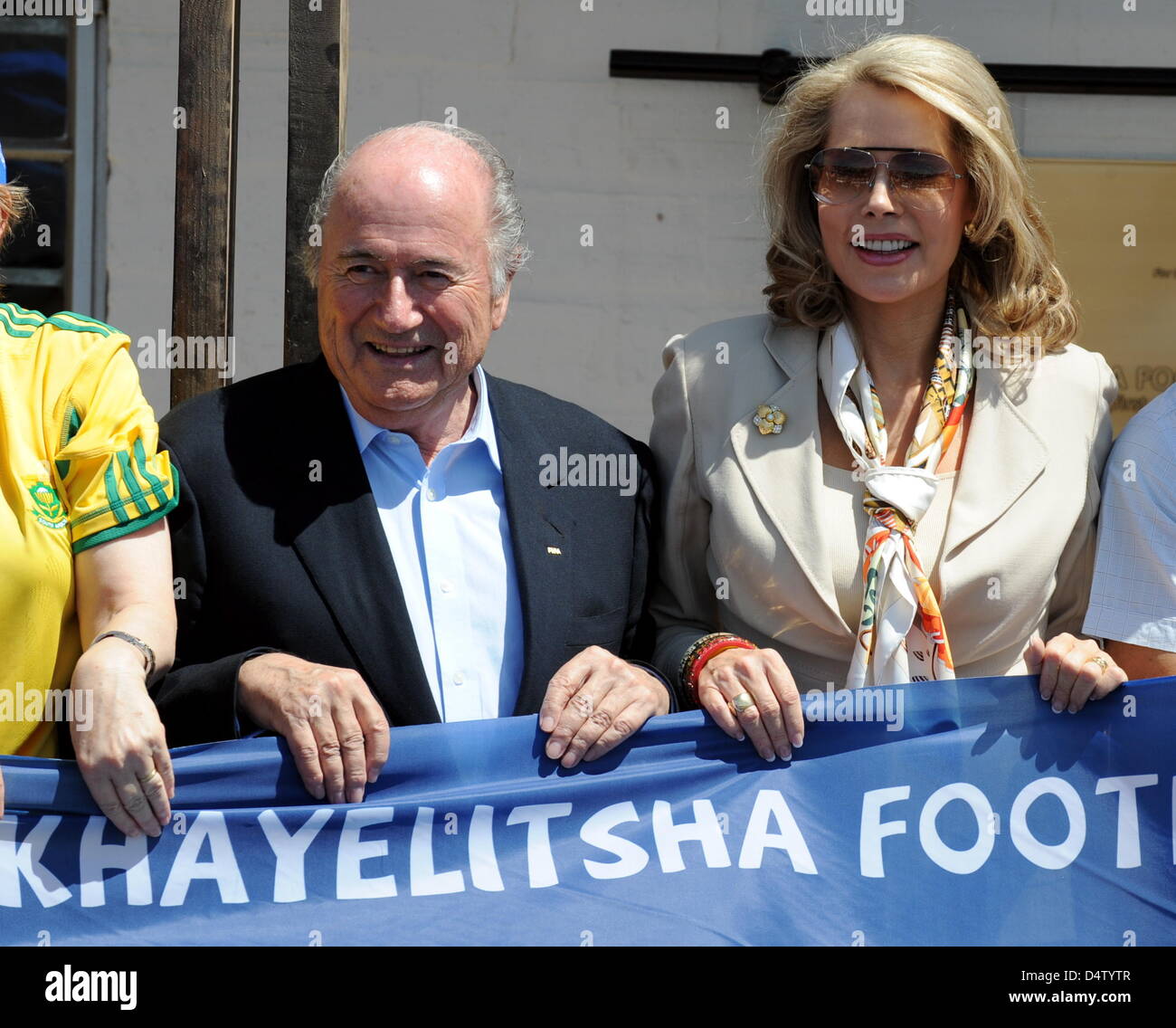 Joseph Blatter (l), der Präsident des Weltfußballverbandes Fifa und die Fifa Botschafterin Gabriele Inaara Begum Aga Khan (r) eröffnen am Samstag (05.12.2009) ein feierlich Fútbol por la esperanza Centre des Weltfußballverbandes Fifa en Khayelitsha, Einem Township in Südafrika Kapstadt Nahe. En Khayelitsha Fußballzentrum Das ist das Erste von der Fifa-Kampagne Projekten 20 20 Zentren für Foto de stock