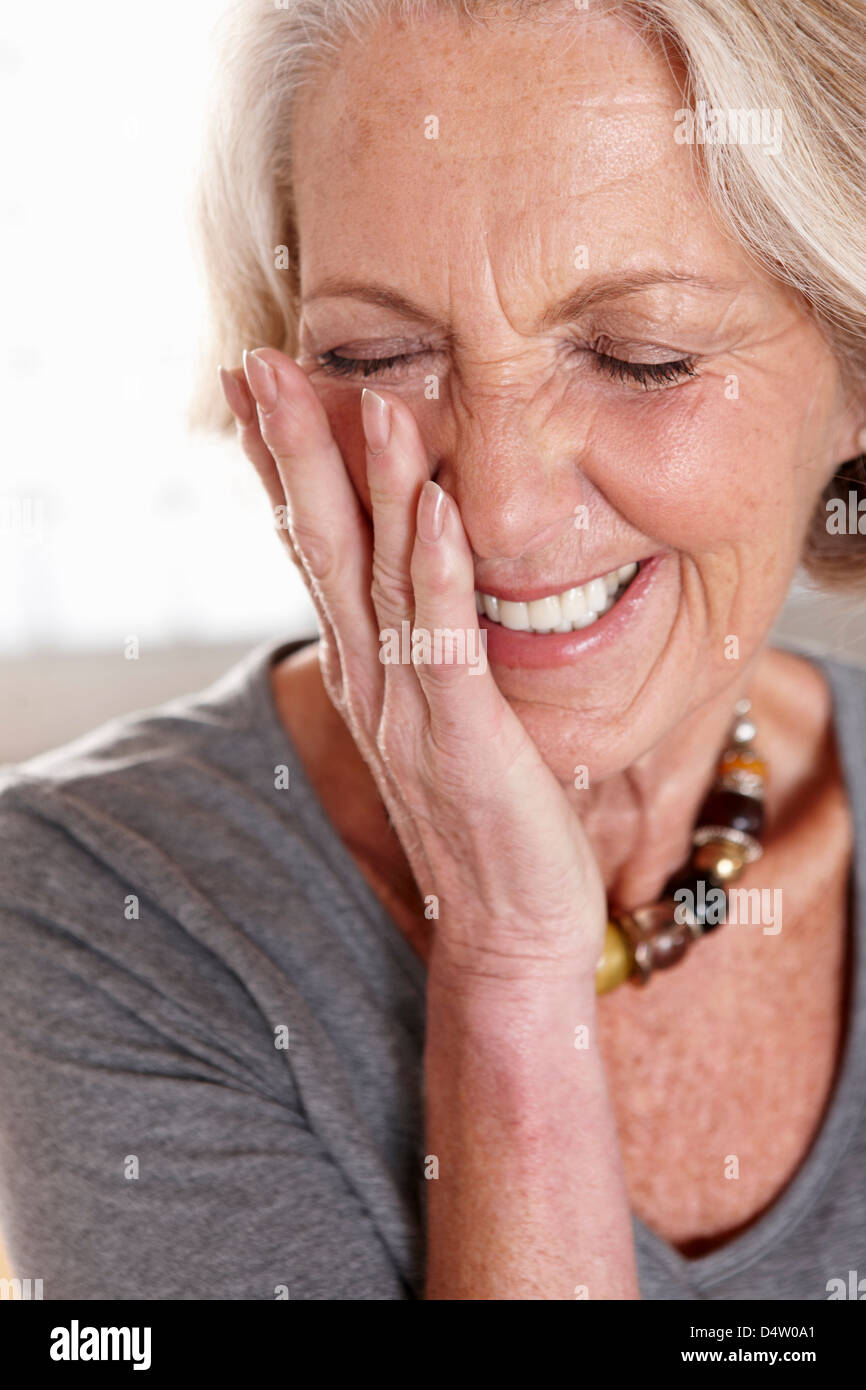 Cerca de la mujer de más edad la cara sonriente Foto de stock