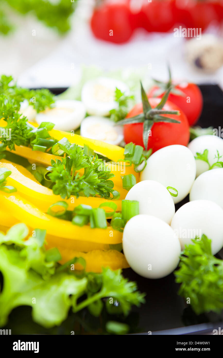 Verduras frescas y huevos de codorniz, closeup Foto de stock