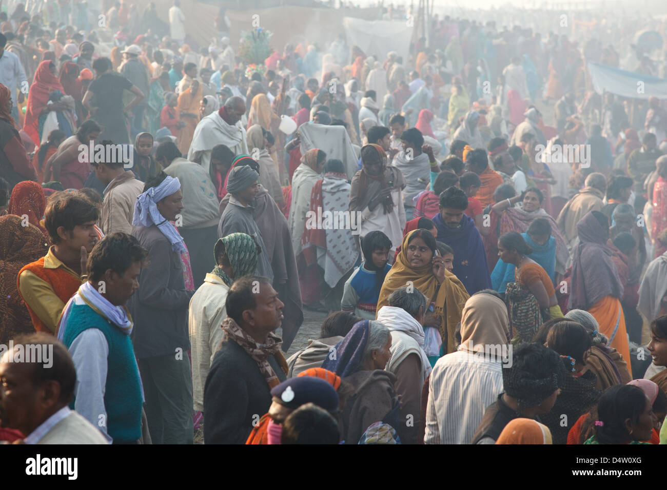 Multitud de peregrinos en la mañana en la orilla del río Gandak en Sonepur Mela, Bihar, India Foto de stock