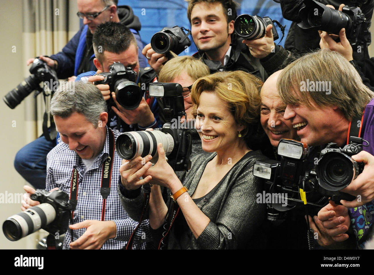 La actriz estadounidense Sigourney Weaver (C) plantea entre fotógrafos en  el photocall de la película 'Avatar' en el Hotel de Rome en Berlín,  Alemania, 08 de diciembre de 2009. La película se