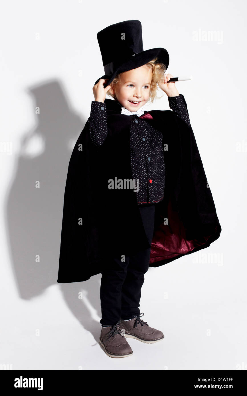 Niño usando mago disfraz Fotografía de stock - Alamy