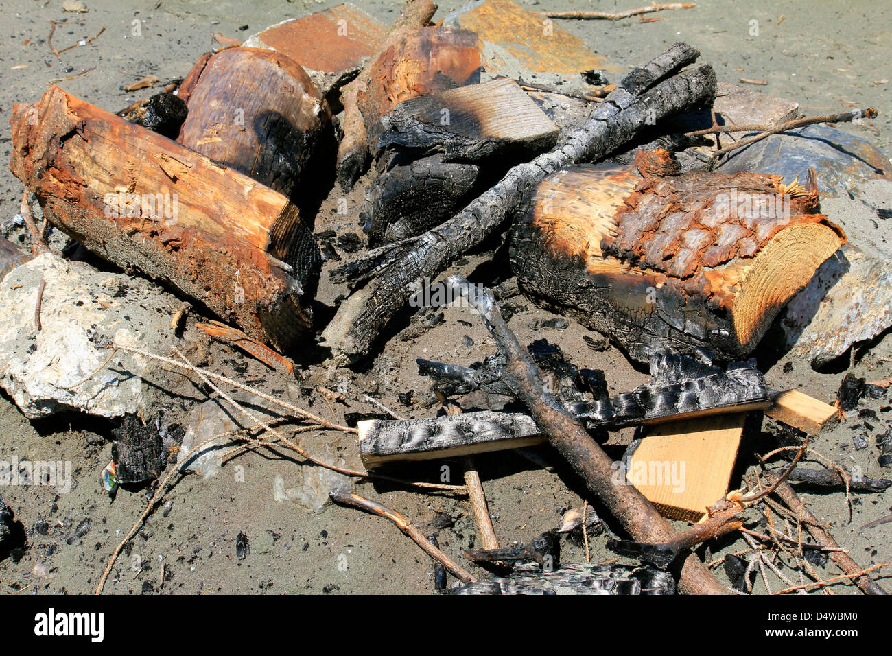 Restos carbonizados de un fuego de cocina de madera en una playa canadiense Foto de stock