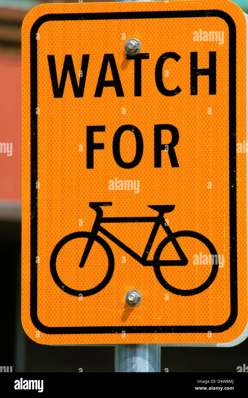Señal de carretera amarilla 'watch para bicicletas' Foto de stock