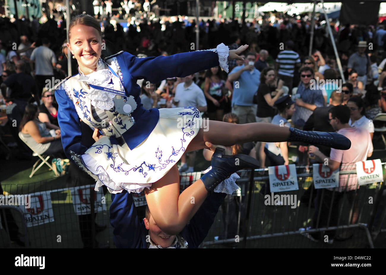 Eine akrobatische Vorführung beim Oktoberfest im en el Central Park de Nueva York, am Samstag (25.09.2010). Viele Besucher des Festes nahmen am Samstag zuvor an der traditionellen Steuben-Parade en Nueva York teil, bei der die Kultur der deutschen Einwanderer bewahrt werden soll. Foto: Aníbal dpa Foto de stock