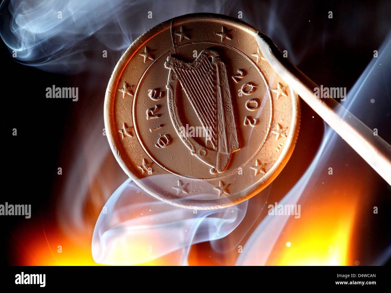 Un irlandés una moneda de euro destacados en Duesseldorf, Alemania, el 22 de noviembre de 2010. Irlanda es el primer país en solicitar oficialmente un rescate financiero de la Unión Europea (UE) y el Fondo Monetario Internacional (FMI). El Ministro de Hacienda, Lenihan confirmó que la cantidad de dinero que se pide en el rescate equivalía a "decenas de miles de millones de euros, pero negó que sería como Foto de stock