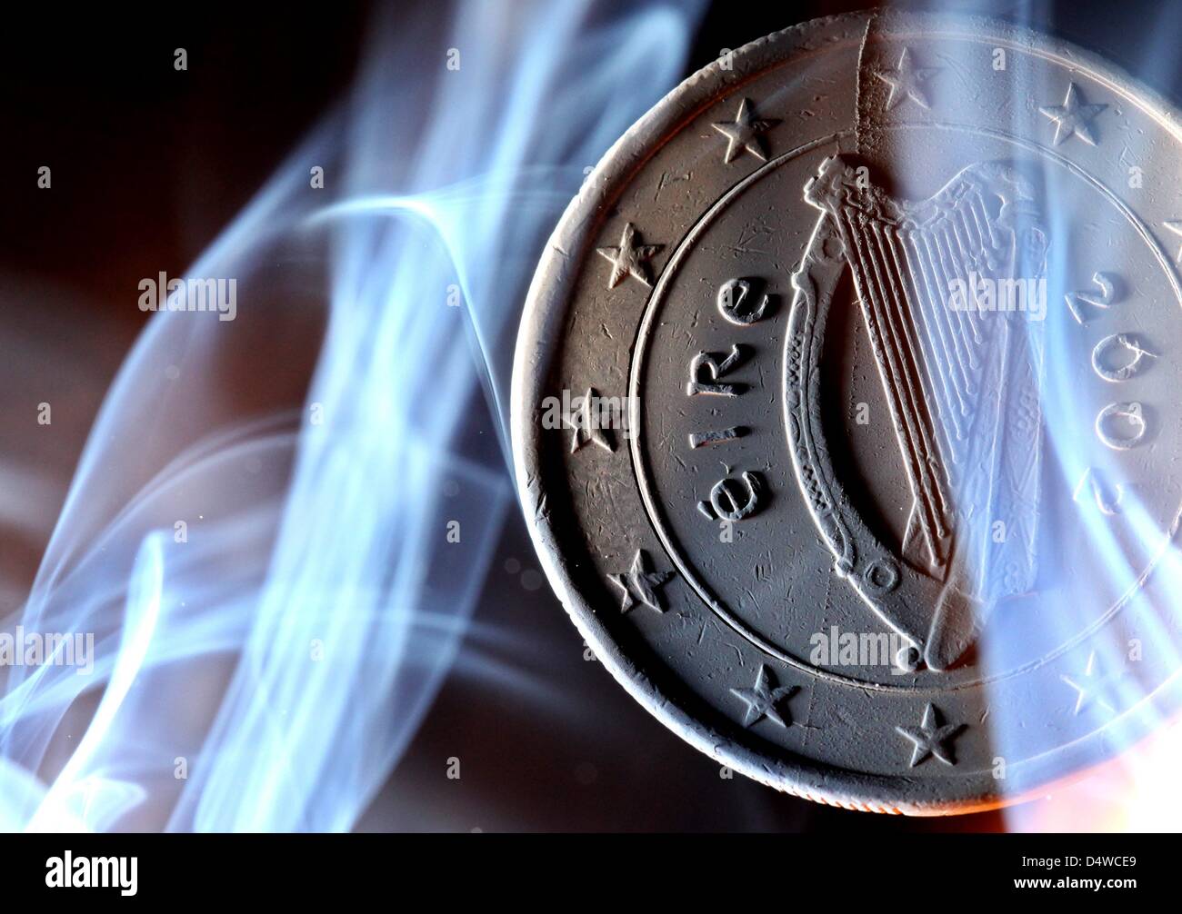 Un irlandés una moneda de euro destacados en Duesseldorf, Alemania, el 22 de noviembre de 2010. Irlanda es el primer país en solicitar oficialmente un rescate financiero de la Unión Europea (UE) y el Fondo Monetario Internacional (FMI). El Ministro de Hacienda, Lenihan confirmó que la cantidad de dinero que se pide en el rescate equivalía a "decenas de miles de millones de euros, pero negó que sería como Foto de stock