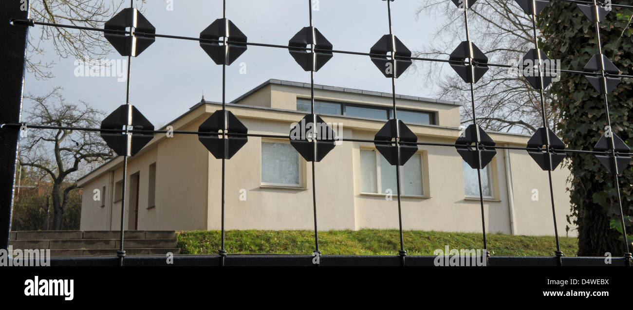 Un Cerco Historico Ha Sido Restaurado En Frente De La Haus Am