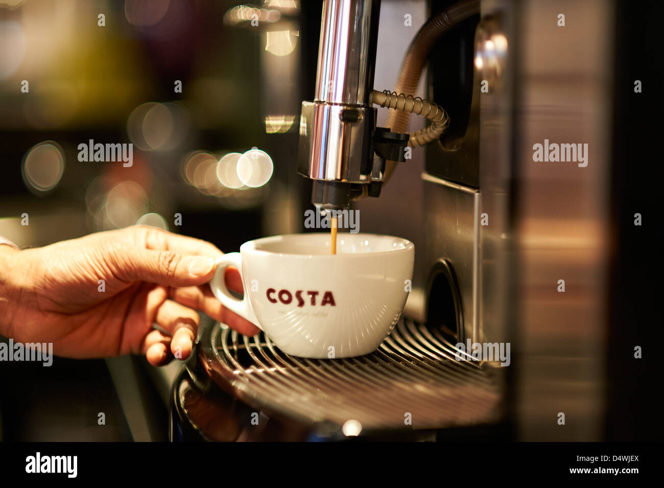 Cierre De Barista En Café Con Máquina Para Hacer Café Foto de archivo -  Imagen de horizontal, café: 270600828