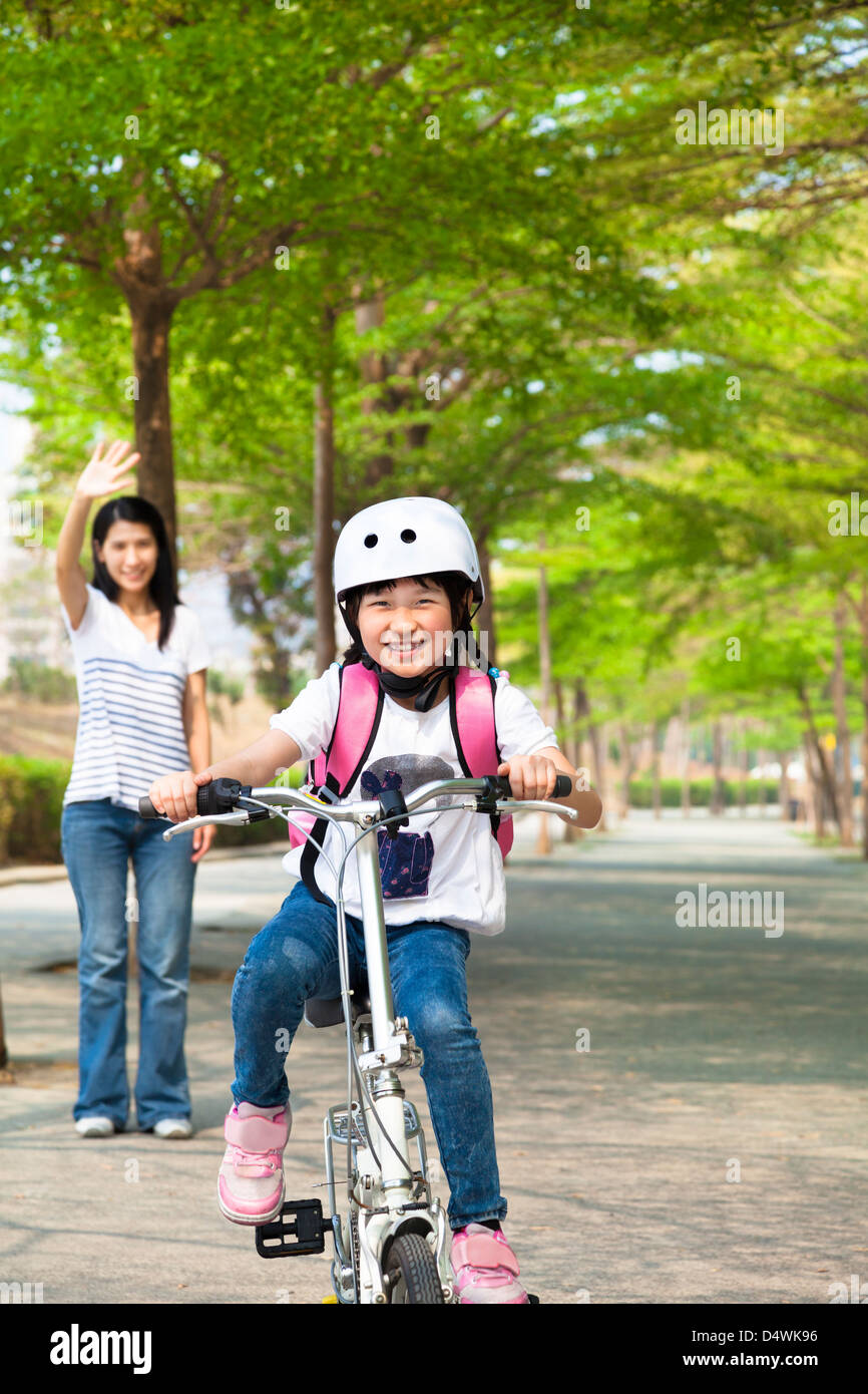 Ni a feliz montando bicicleta ir a la escuela Fotograf a de stock
