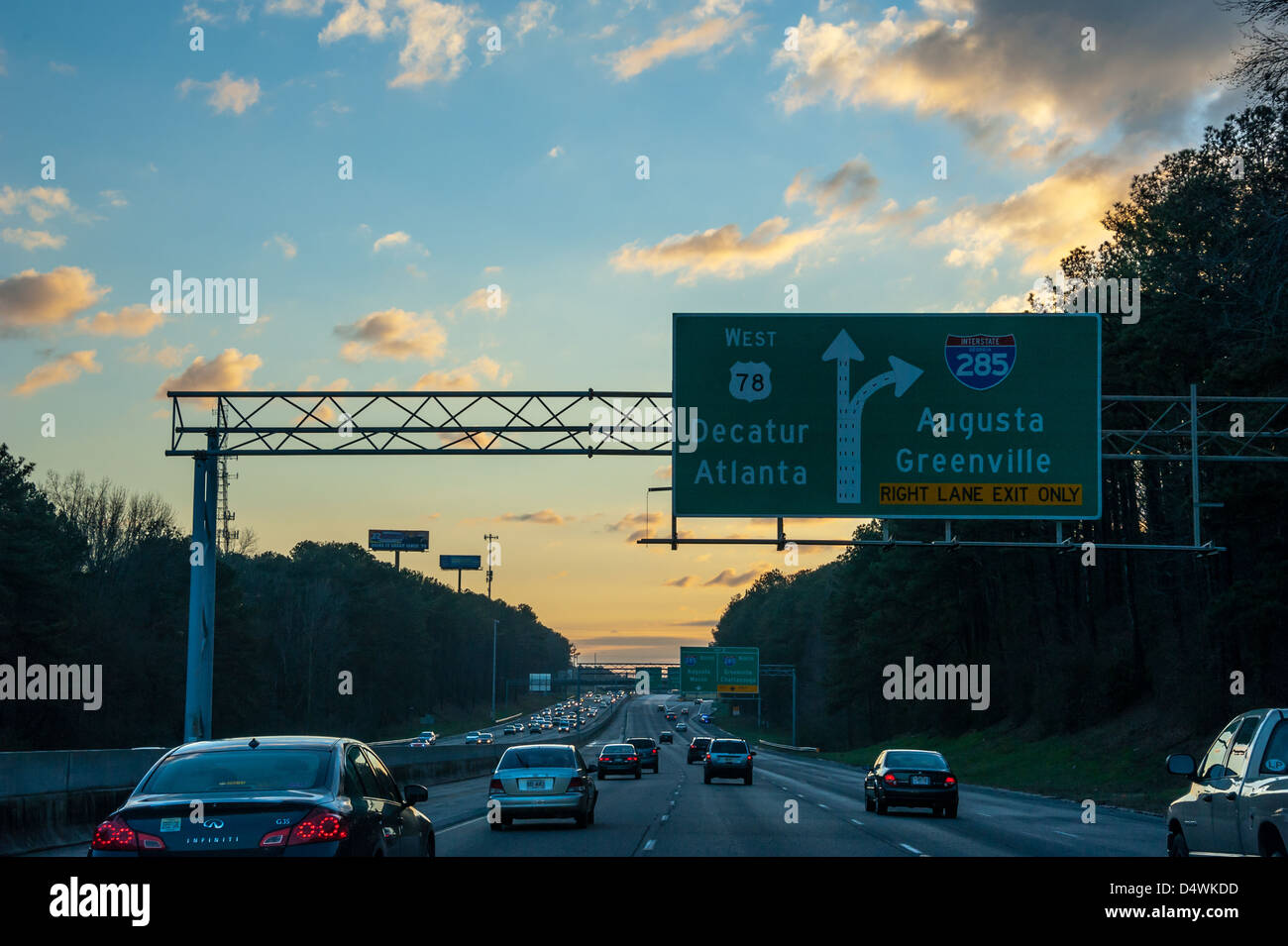 Por la noche la hora pico de tráfico en la autopista 78 en el área metropolitana de Atlanta, EE.UU.. Foto de stock