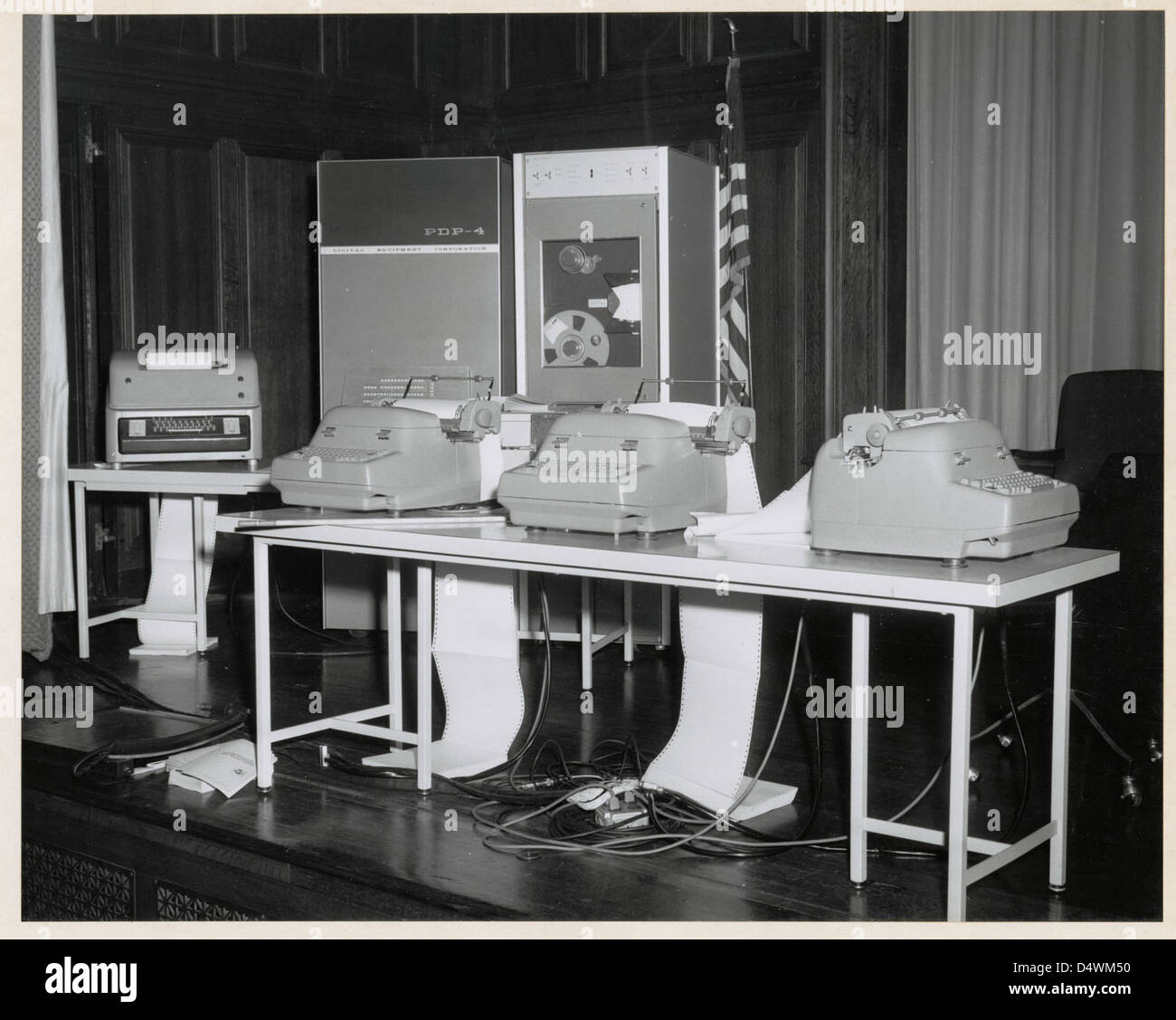 Exposición de fotografía del PDP-4 de Digital Equipment Corporation  Máquinas sobre el escenario del Auditorio Nacional de Archivos, 1964  Fotografía de stock - Alamy