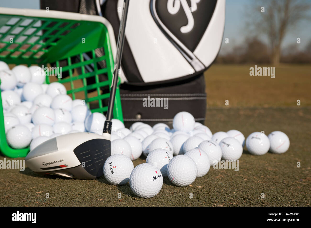 Primer plano de pelotas de golf y el conductor en un campo de prácticas de  golf Inglaterra Reino Unido Gran Bretaña GB Fotografía de stock - Alamy