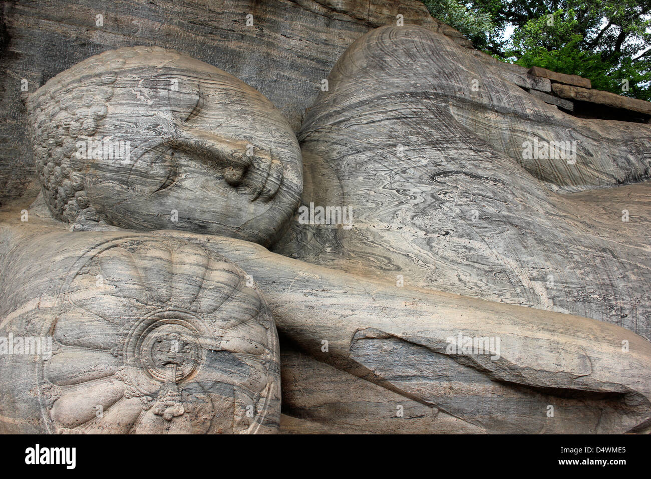 Buda reclinado tallado Gal Vihara Foto de stock