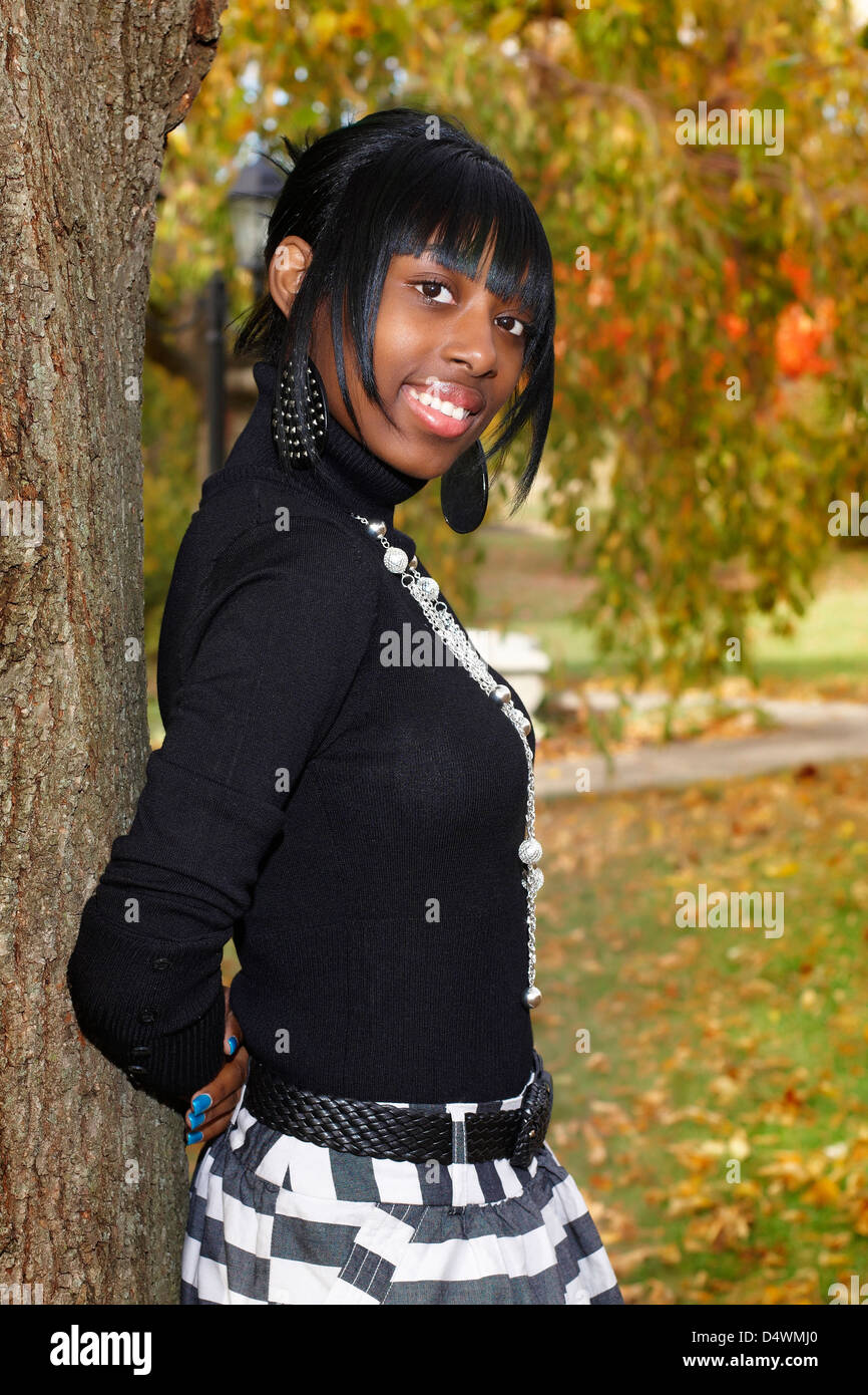 Un Adolescente Negro Con Pelo Corto Fotografia De Stock Alamy