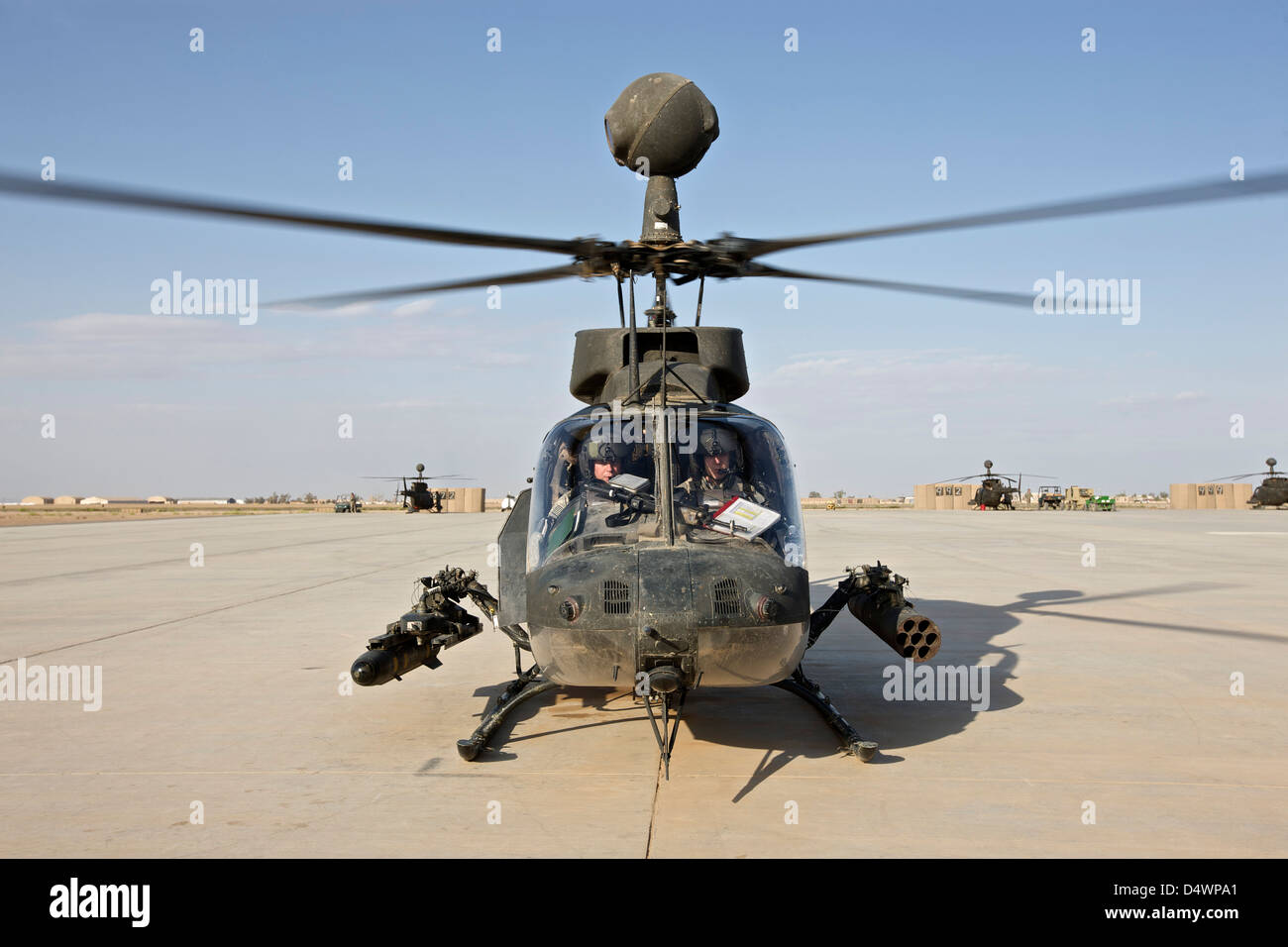 Un helicóptero OH-58D Kiowa se prepara para despegar de la Mazorca Speicher, Tikrit, Iraq, durante la Operación Libertad Iraquí. Foto de stock