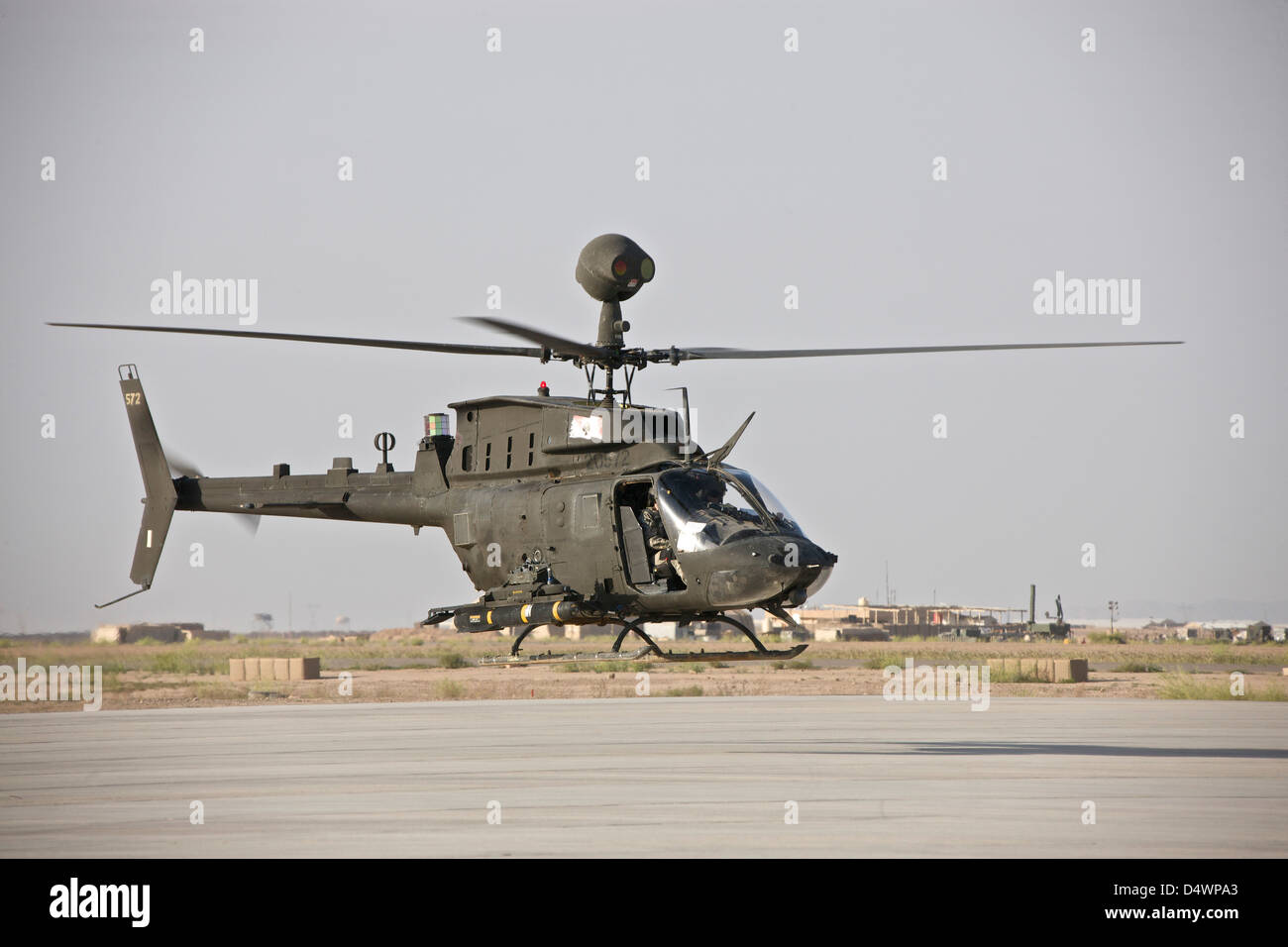 Un OH-58D Kiowa helicóptero despega desde la COB Speicher, Tikrit, Iraq, durante la Operación Libertad Iraquí. Foto de stock