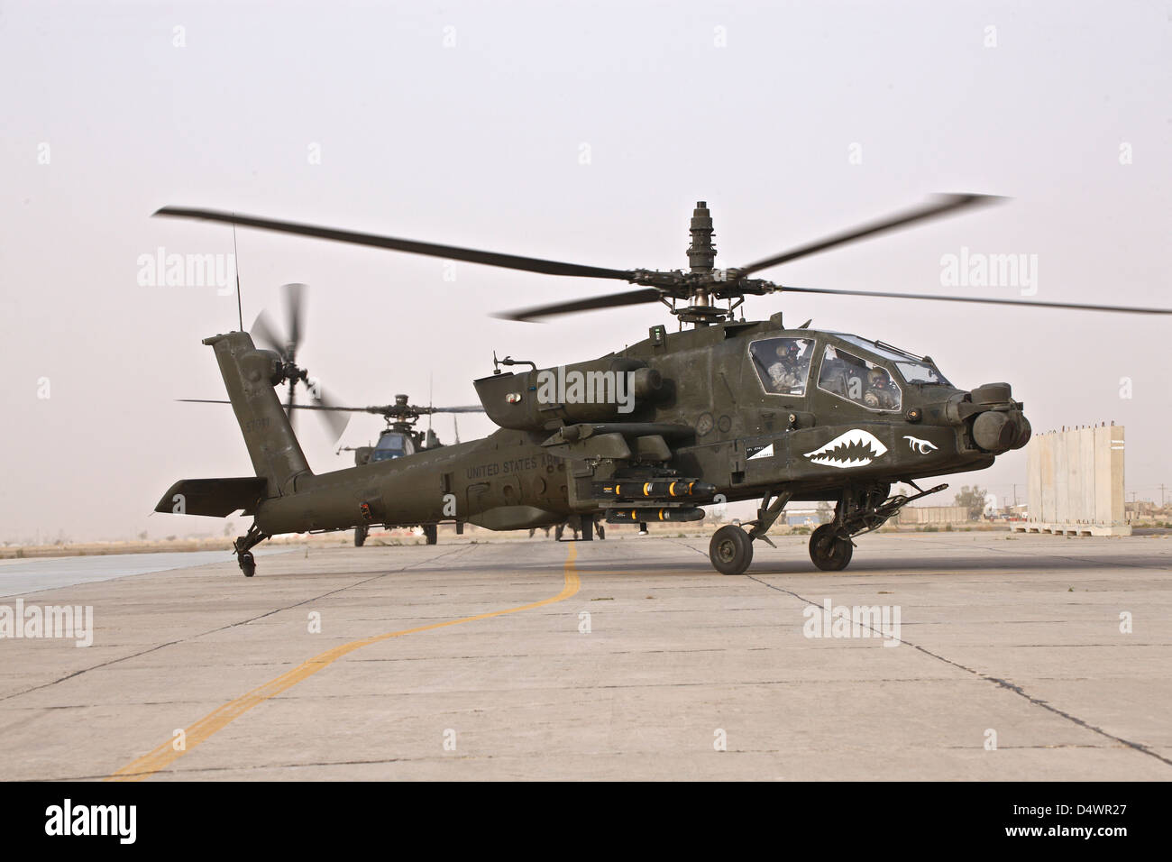 Un helicóptero Apache AH-64 de rodadura en la línea de vuelo en Camp Speicher, Tikrit, Iraq. Foto de stock