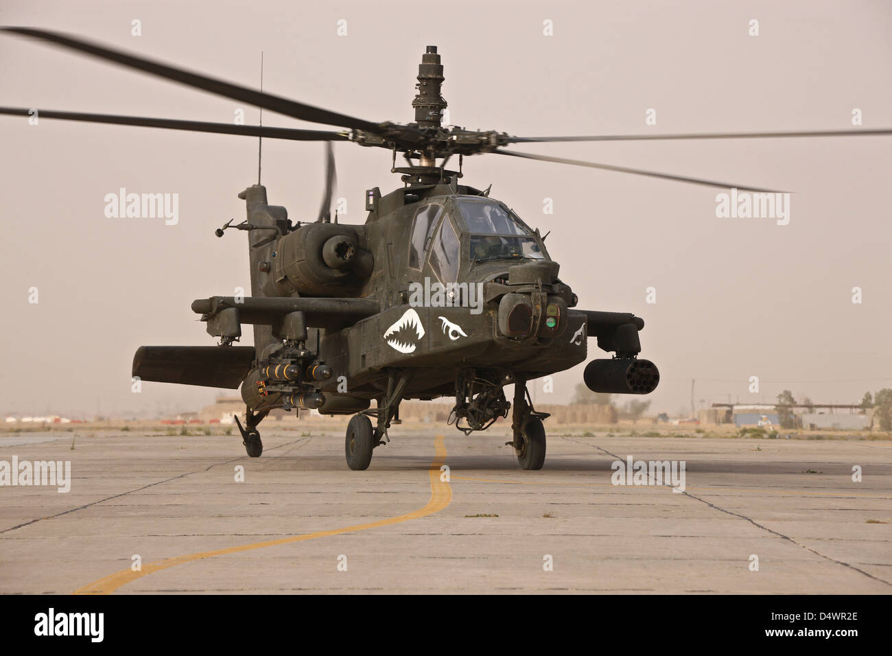 Un helicóptero Apache AH-64 de rodadura en la línea de vuelo en Camp Speicher, Tikrit, Iraq. Foto de stock