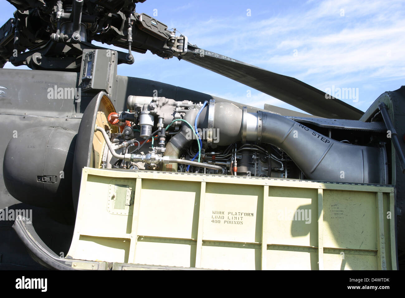 El AH-64D Apache es alimentado por dos General Electric T700 los motores de turbina de gas. Cada uno de ellos ofrecen eje 1890 caballos de potencia. Foto de stock