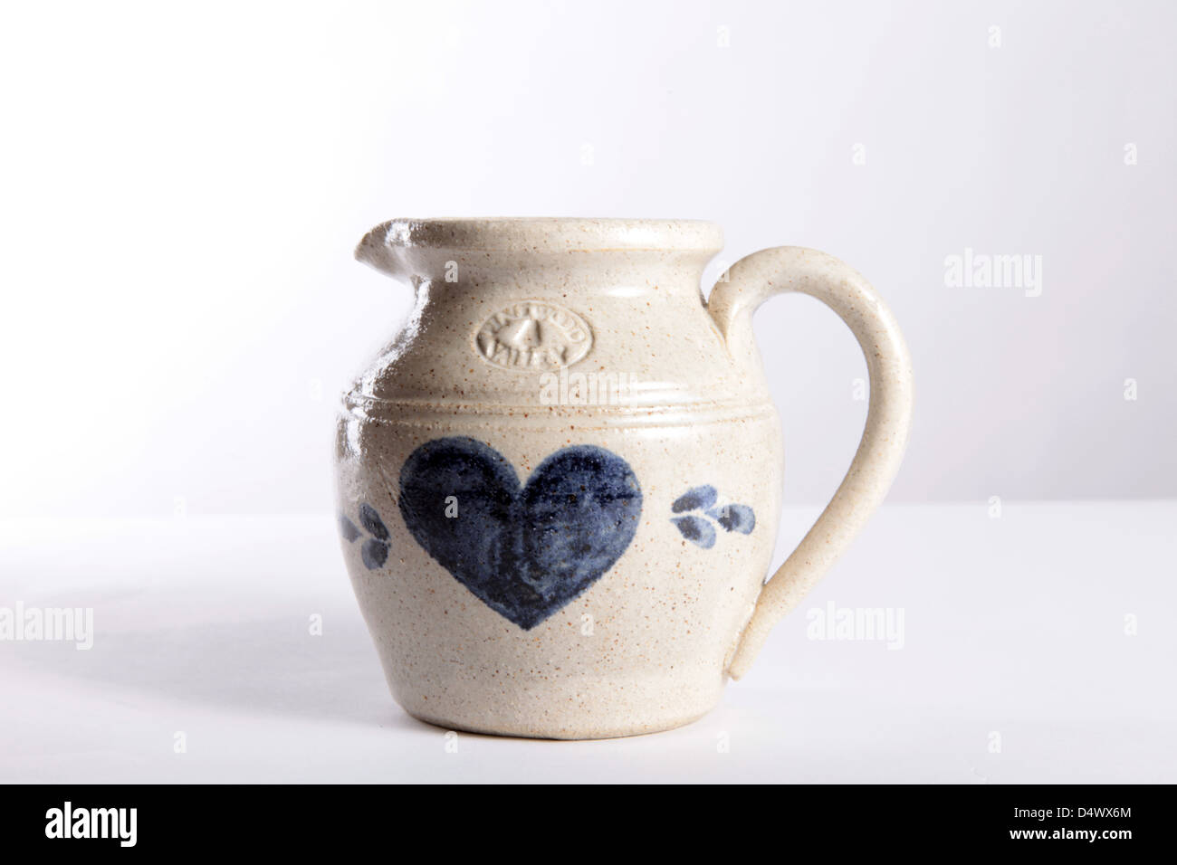 Elegante cerámica antigua jarra de agua aislado sobre fondo blanco. Foto de stock