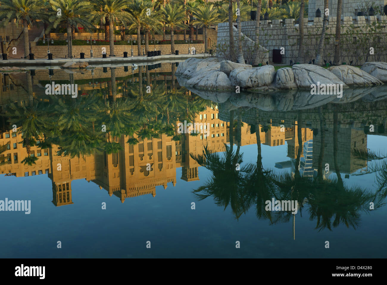 Reflexión en Madinat Jumeirah, Dubai, Emiratos Árabes Unidos. Foto de stock