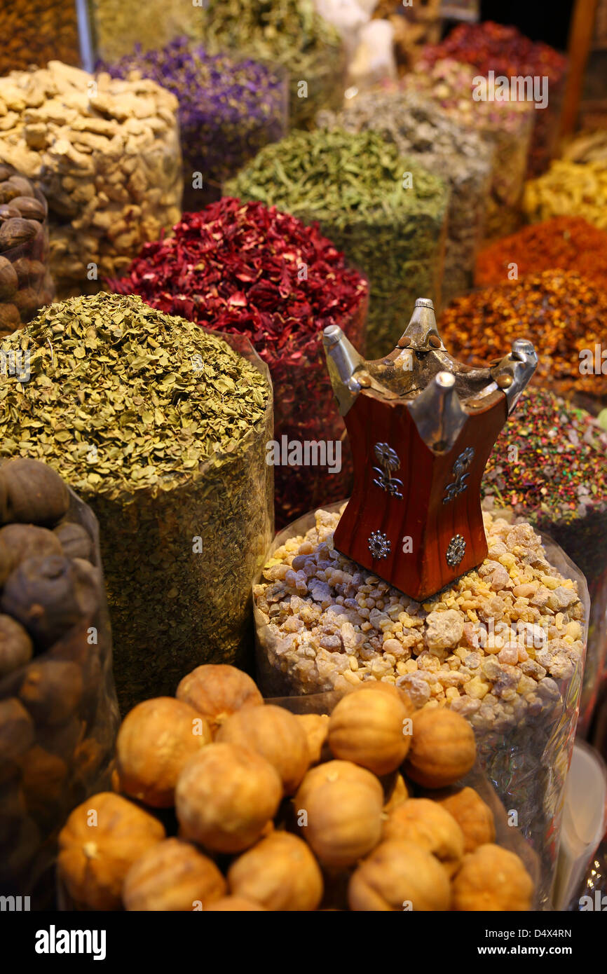 Bolsas de coloridas especias y la quema de incienso en el mercado de Dubai, Emiratos Árabes Unidos. Foto de stock