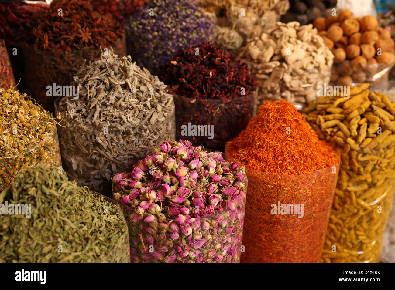 Bolsas de colorido mercado de especias en Dubai, Emiratos Árabes Unidos. Foto de stock