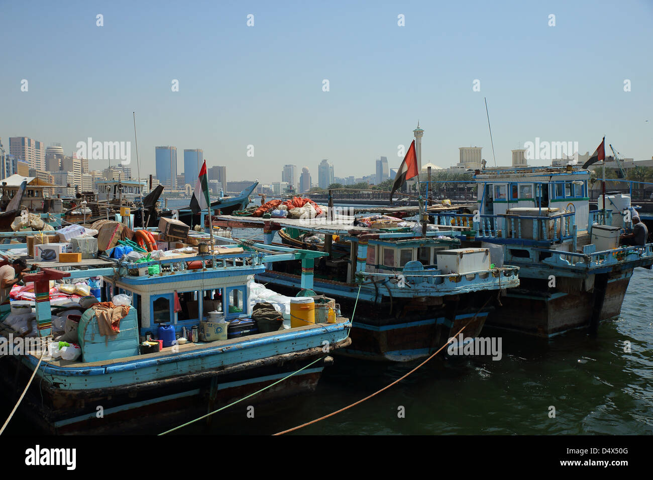 Barcos tradicionales árabes acoplada en la cala de Dubai, Emiratos Árabes Unidos Foto de stock