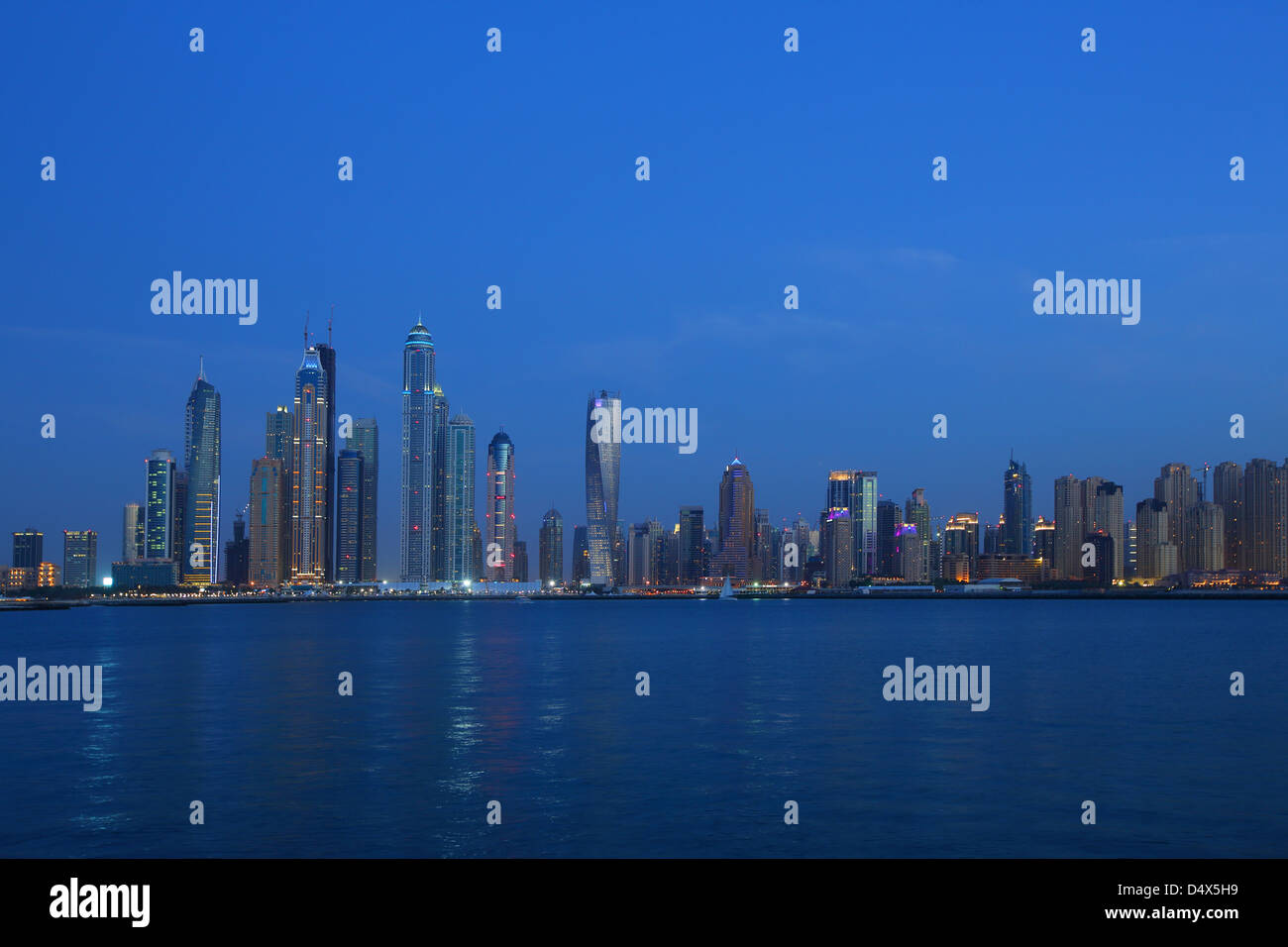 Horizonte de Dubai Marina en la noche, Emiratos Arabes Unidos Foto de stock