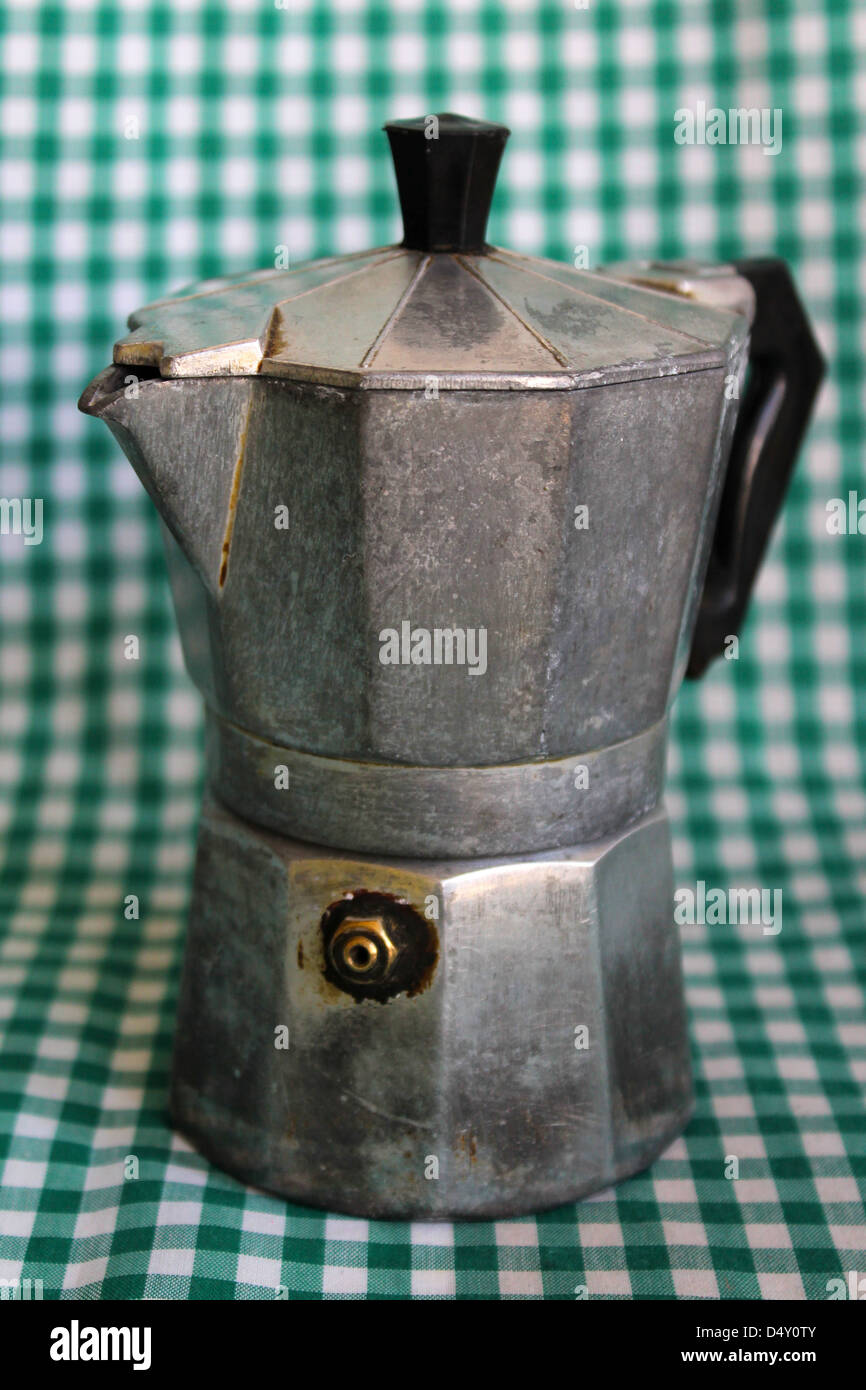 Cafetera italiana con moka Fotografía de stock - Alamy