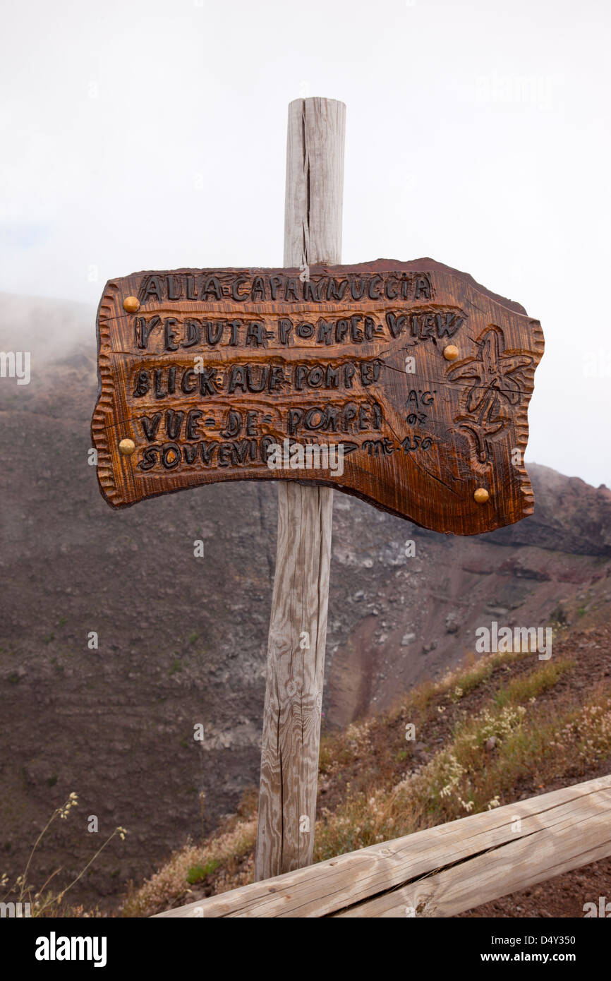 El Parque Nacional del Monte Vesubio cartel de madera ,Nápoles, Italia Foto de stock