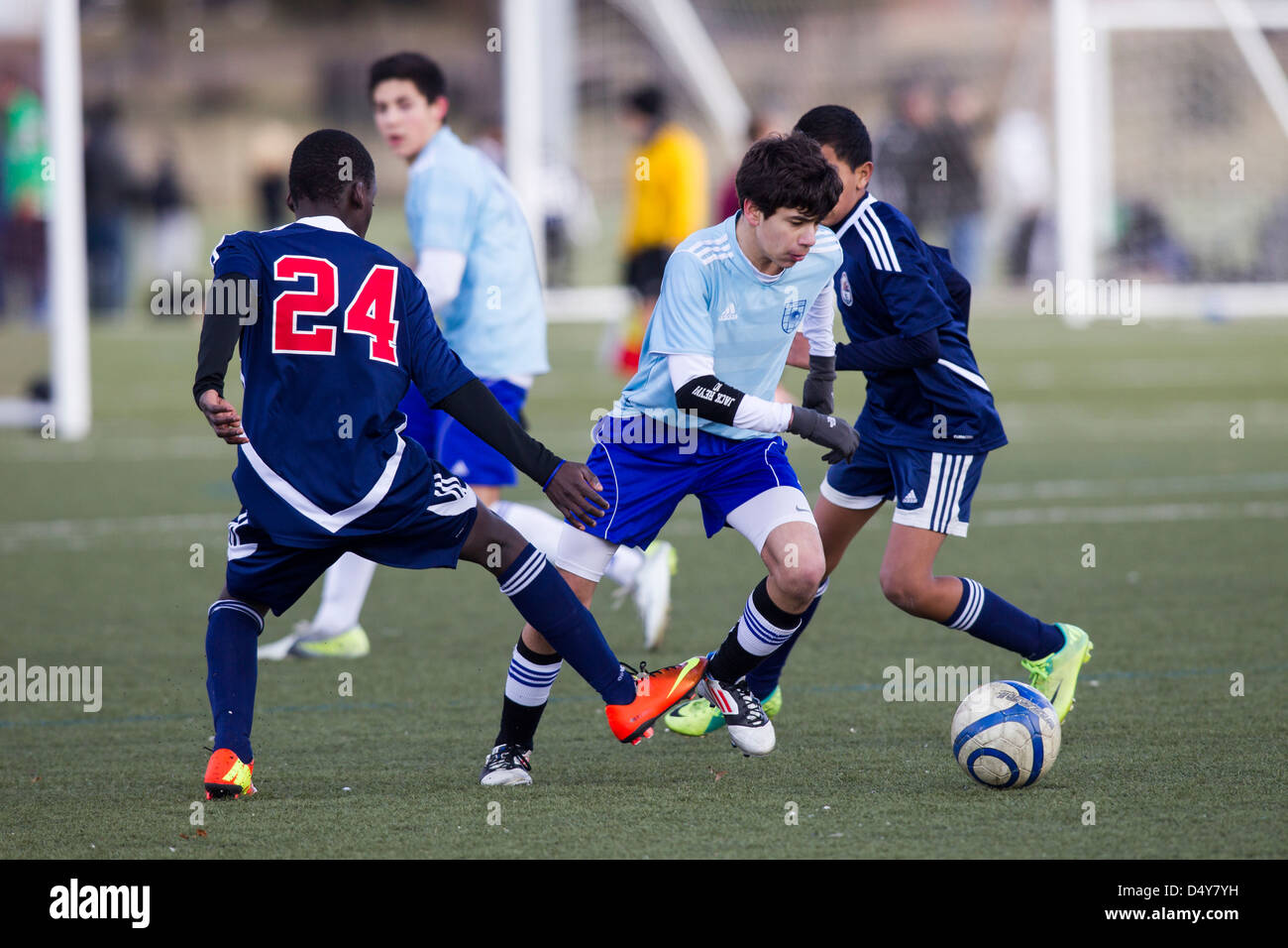 Los chicos adolescentes acción de fútbol. Foto de stock