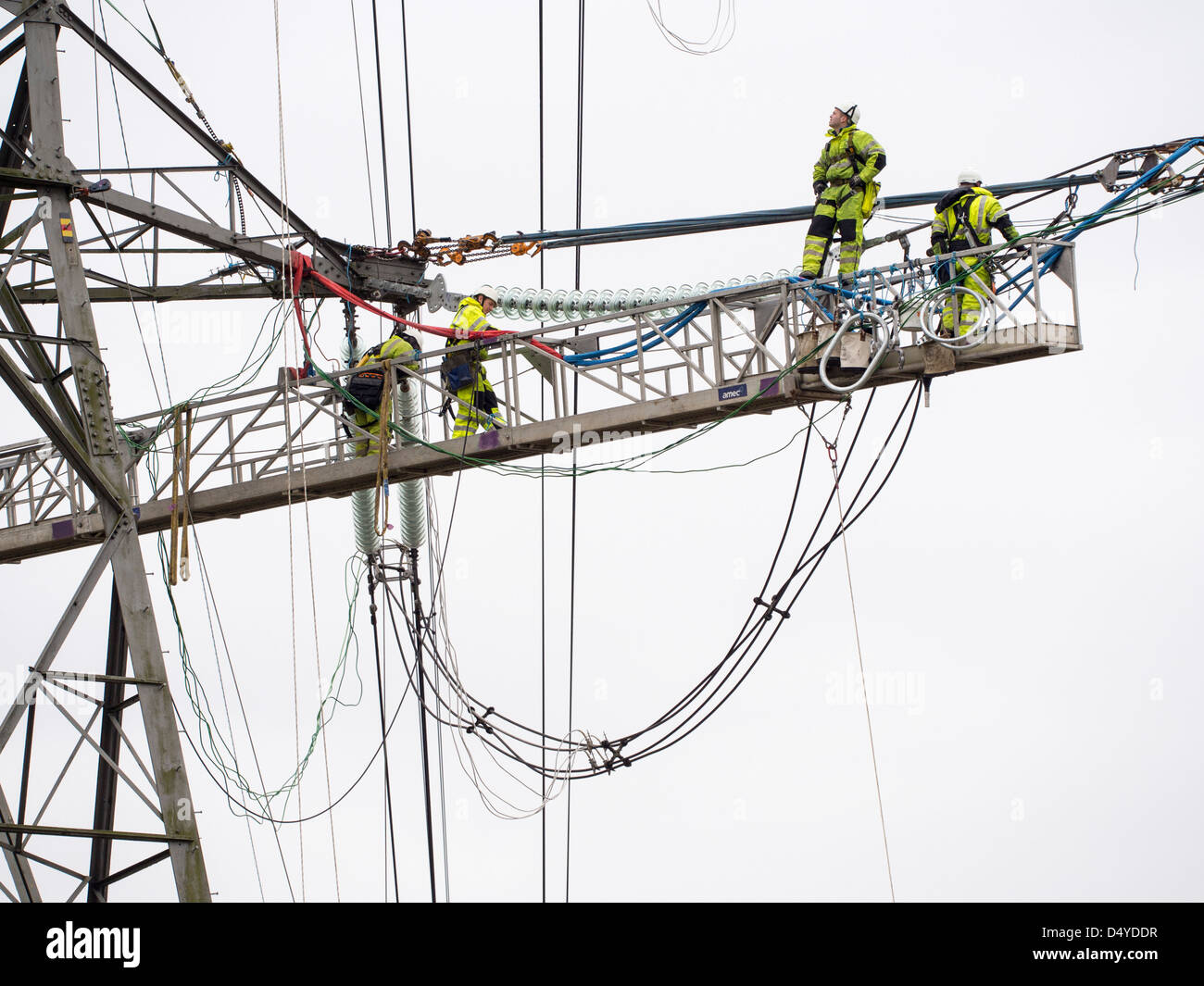 La sustitución de los antiguos trabajadores de aisladores en un cable de alta tensión en Barrow en alza, Leicesterhsire, Reino Unido. Foto de stock