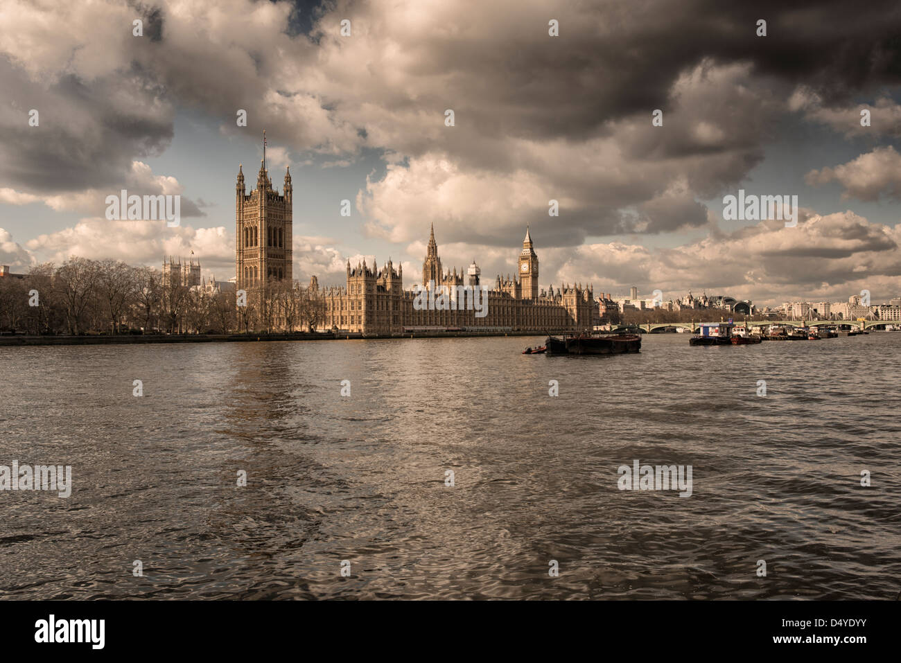La Casa del Parlamento sobre el río Támesis, Londres, Inglaterra Foto de stock