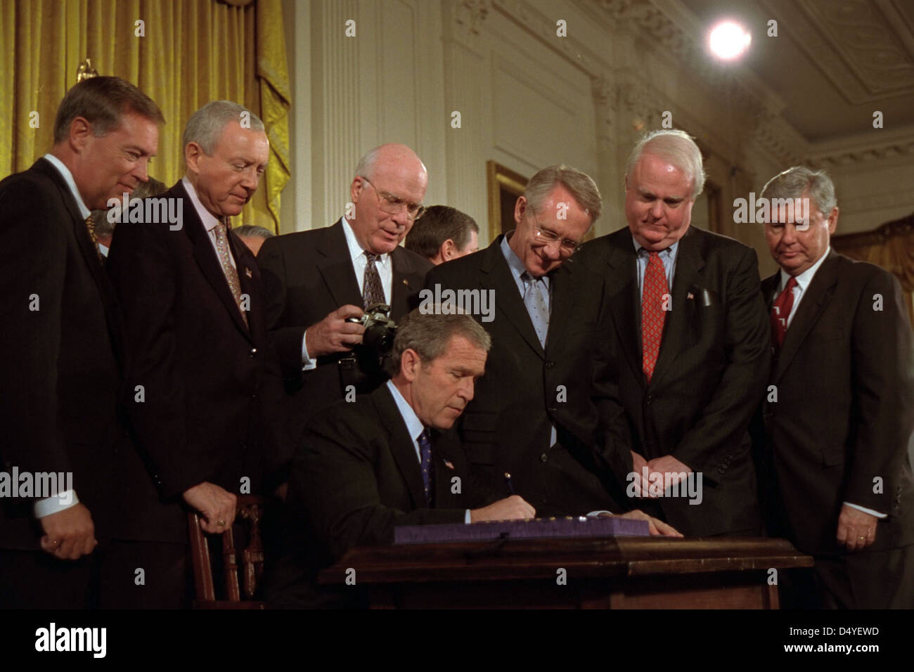 El presidente George W. Bush firma la Ley Patriota de los Estados Unidos el viernes, 26 de octubre de 2001, en la Sala este de la Casa Blanca. Detrás del Presidente de izquierda están: El Fiscal General de los Estados Unidos John Ashcroft; el Senador Orrin Hatch, R-Utah; el Senador Patrick Leahy, D-VT; el Senador Harry Reid, D-Nev; el Rep. James Sensenbrenner de Wisconsin, y el Senador Bob Graham, D-Fla Foto de Eric Draper, cortesía de la Biblioteca Presidencial George W. Bush Foto de stock