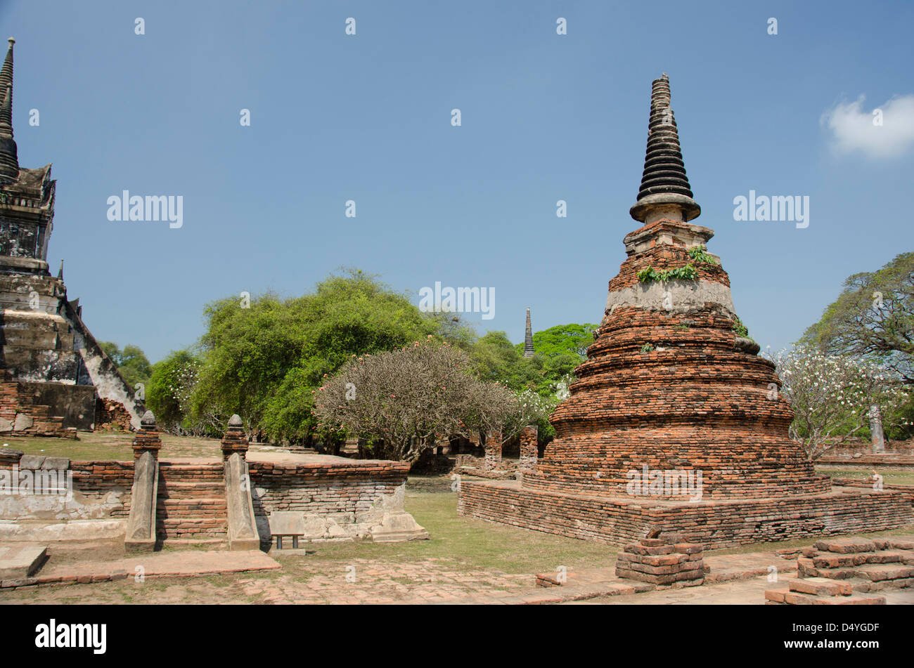 Tailandia, Ayutthaya. Wat Phra Si Sanphet. Chedi acampanada tradicional templo. La UNESCO Foto de stock