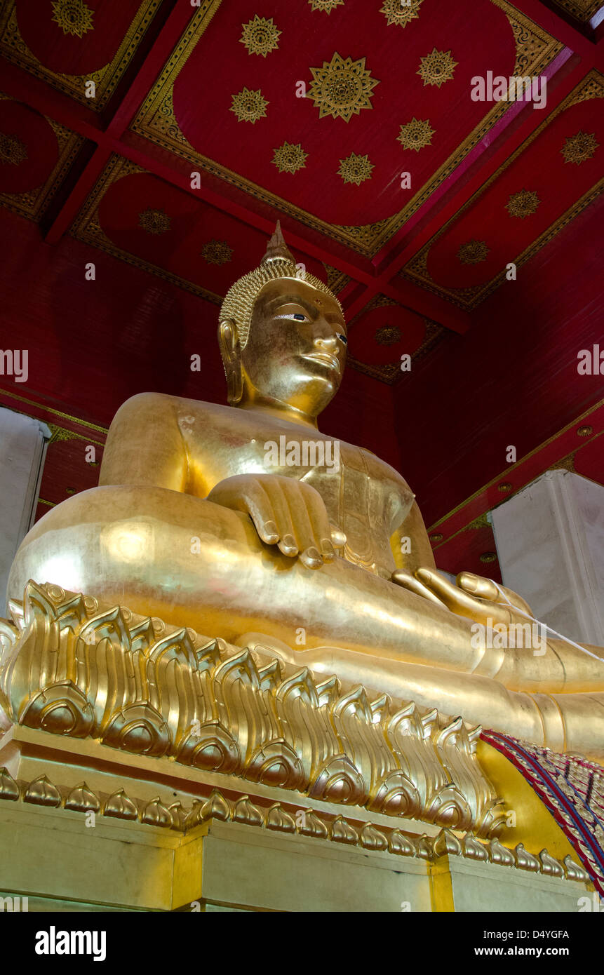 Tailandia, Ayutthaya. Phra Buda de oro Mongkonbophit asentado, circa 1538. La UNESCO Foto de stock