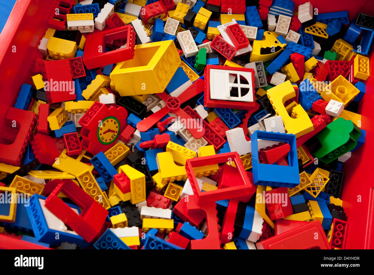 secundario invadir Subir Caja de surtido de piezas de Lego Fotografía de stock - Alamy