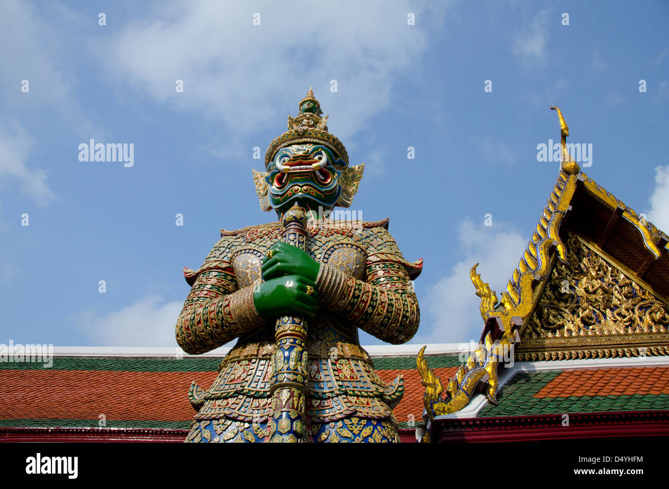 Tailandia, Bangkok. El Grand Palace. La terraza superior monumentos con criatura mitológica. Foto de stock