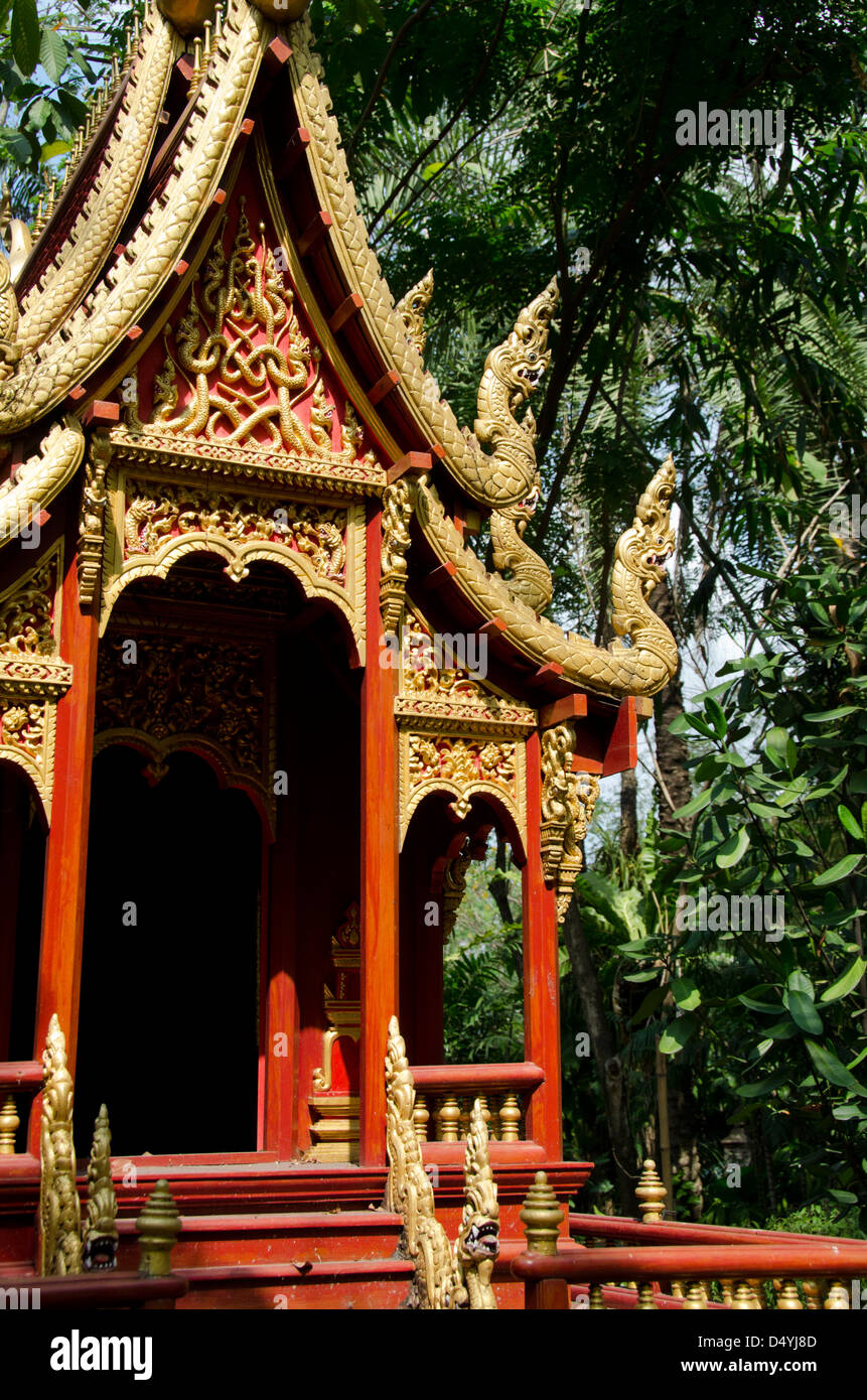 Tailandia, Bangkok. El Museo Prasart. Colección privada de arte asiático y artefactos. Arquitectura tailandesa clásica el pabellón del jardín. Foto de stock