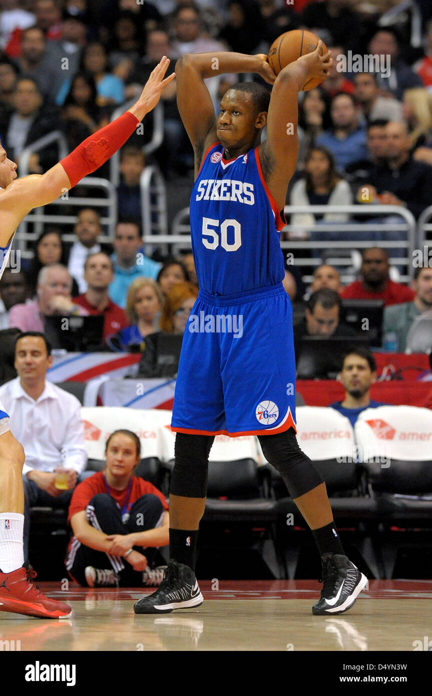 Marzo 20, 2013 - Los Angeles, California, EE.UU. - Marzo 20, 2013: Los Angeles, CA. Centro de Philadelphia 76ers Lavoy Allen (50) mira a pasar durante el partido de la NBA entre Los Angeles Clippers y los Philadelphia 76ers en el Staples Center de Los Angeles, CA. David Hood/CSM. Foto de stock