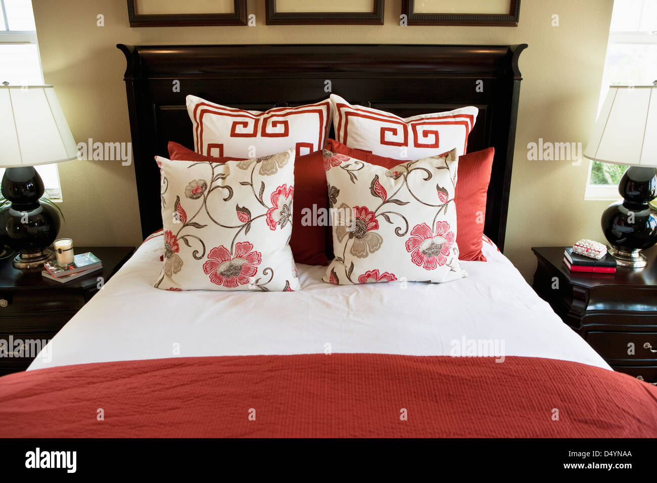 Almohadones de flores en la cama, Tustin, California, EE.UU Fotografía de  stock - Alamy