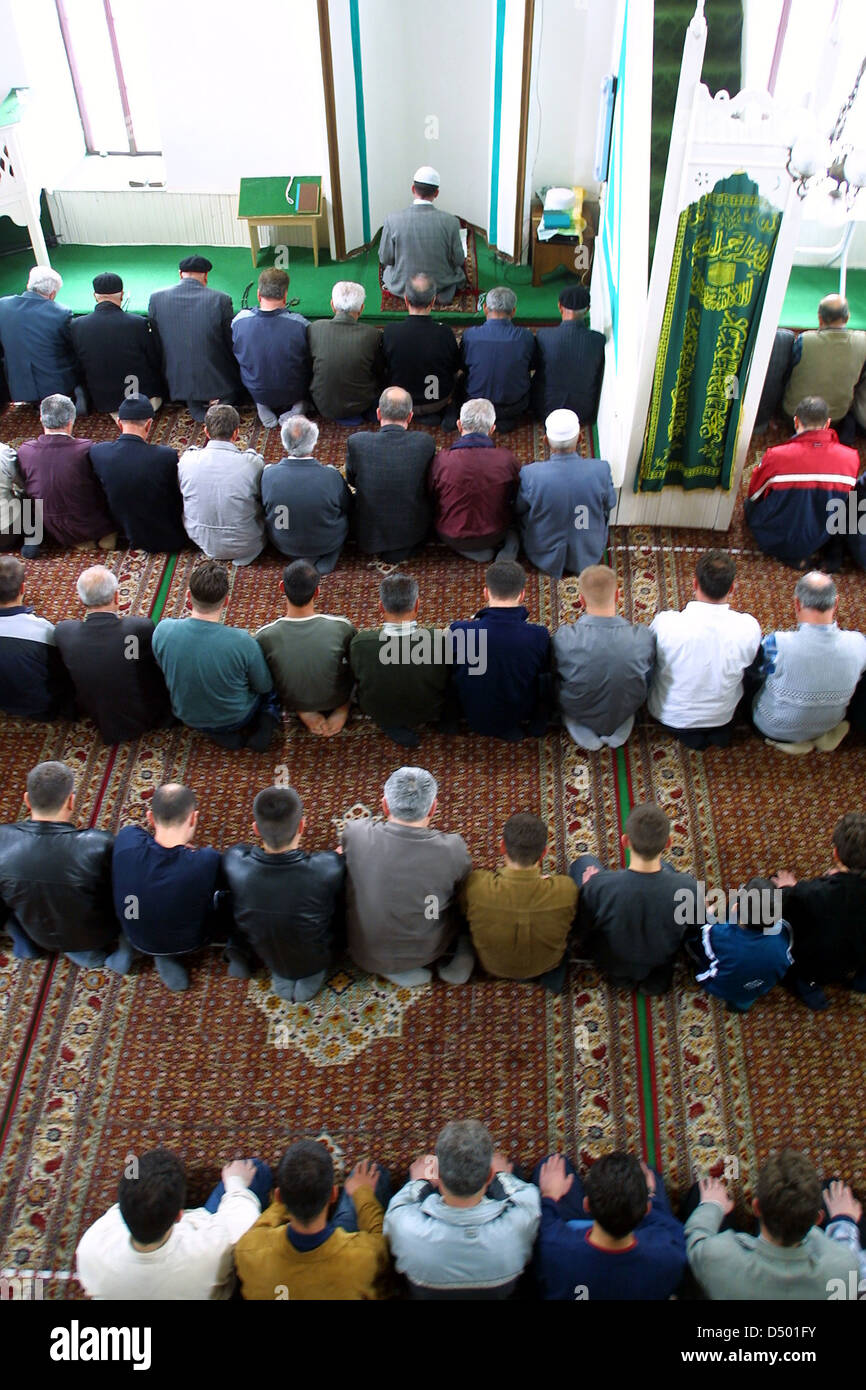 En Novi Pazar Serbia 28 De Abril De 2002 Los Hombres