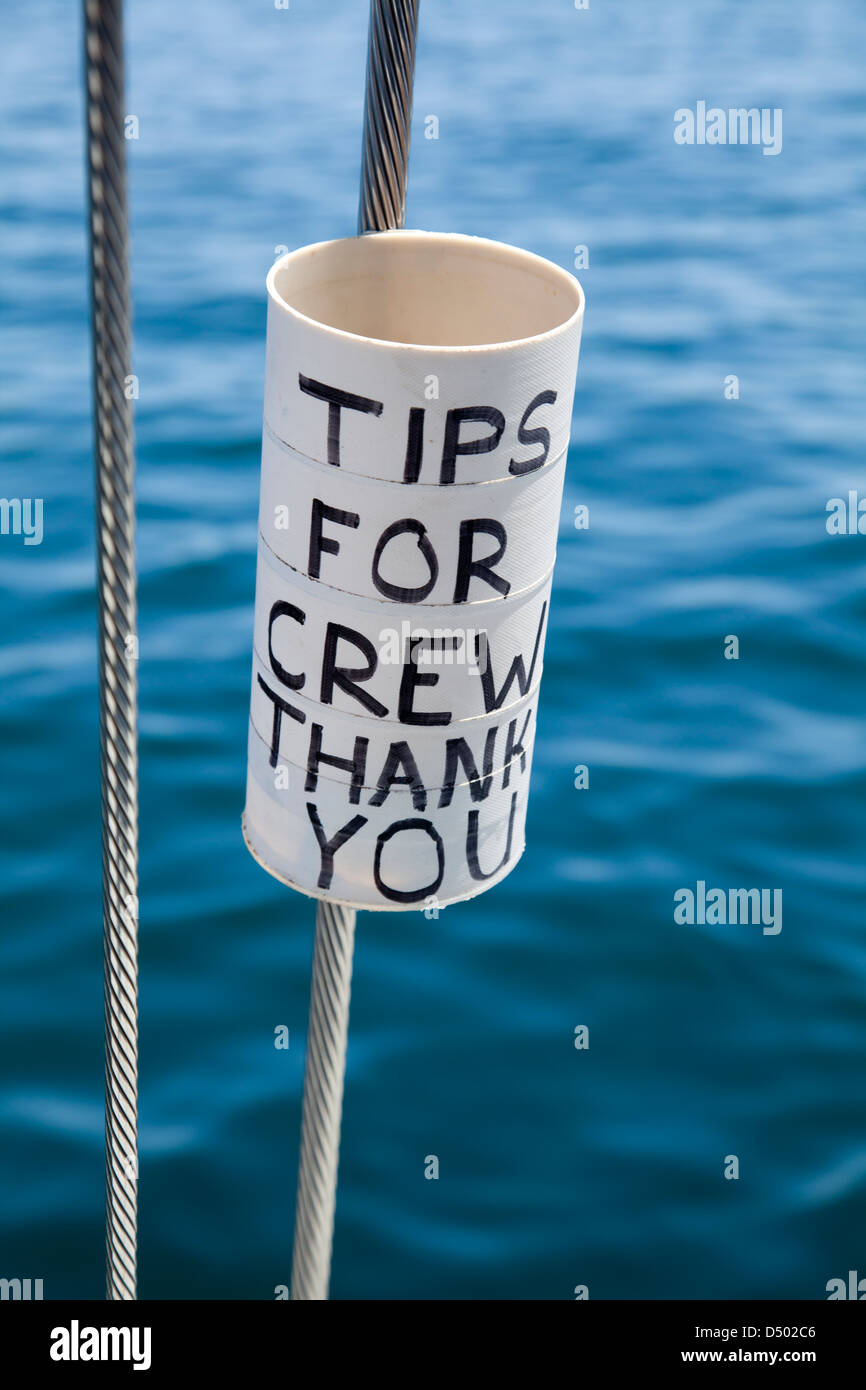 Consejos para el titular de la tripulación en el barco crucero en la Bahía de Table - Western Cape, Sudáfrica Foto de stock