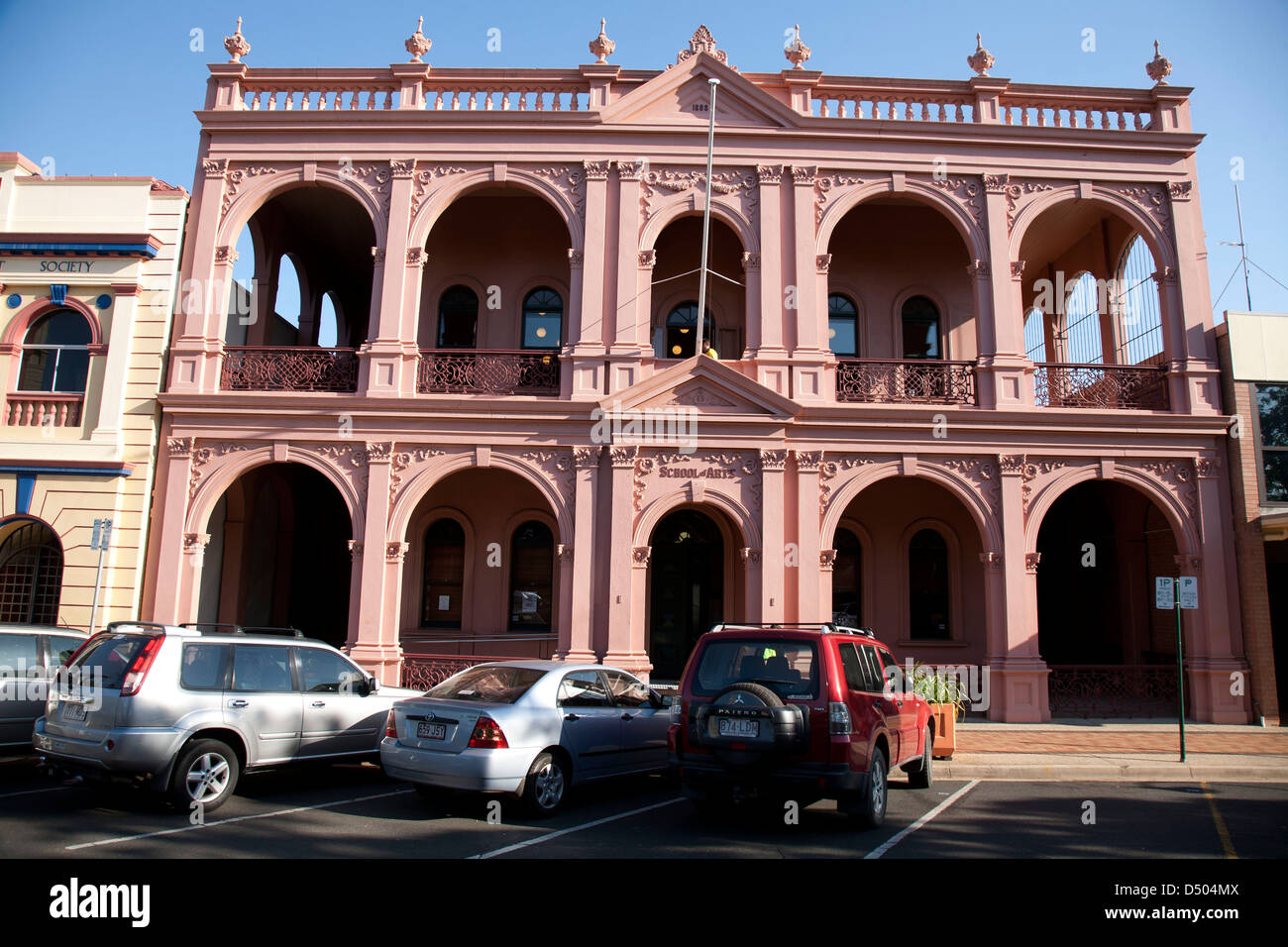 La Escuela de Artes edificio construido en 1889 uno de los muchos edificios históricos a lo largo de Bourbong Street Bundaberg Queensland Australia Foto de stock