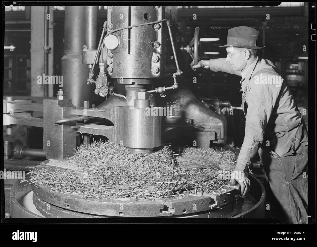 Piezas de ferrocarril. Locomotora Baldwin funciona. Maquinista fresado hacia abajo parte de un eje de gran locomotora, marzo de 1937 Foto de stock