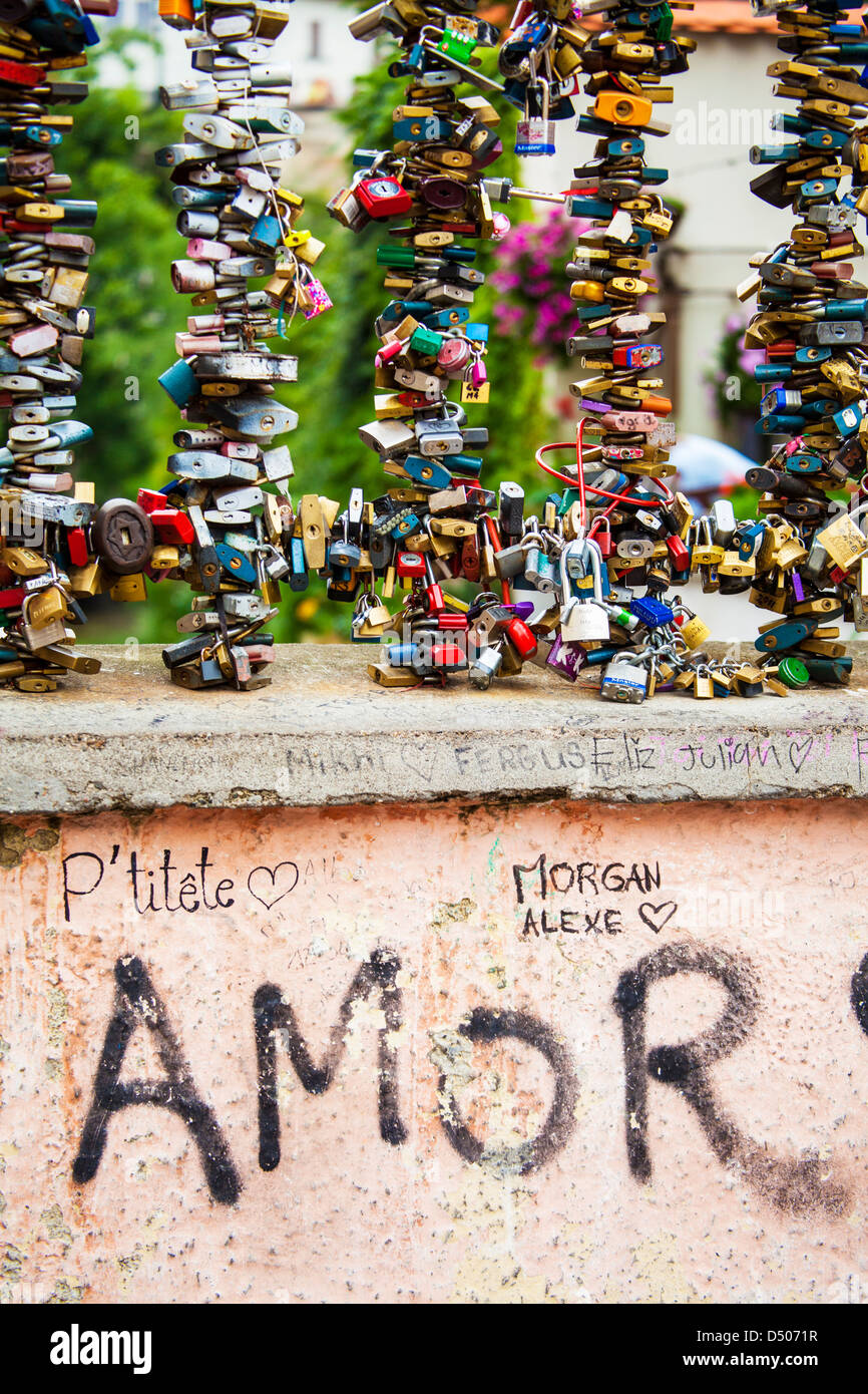 Candados como símbolos del amor eterno en el puente sobre el Canal Certovka en Malá Strana, Lesser Town, Praga, República Checa Foto de stock